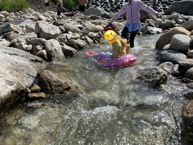 べるがの森で川遊び