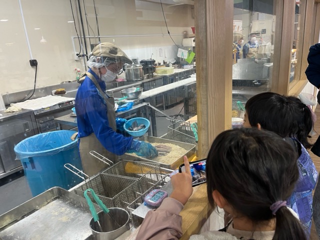 うみファームのキッチンはガラス越しに見える